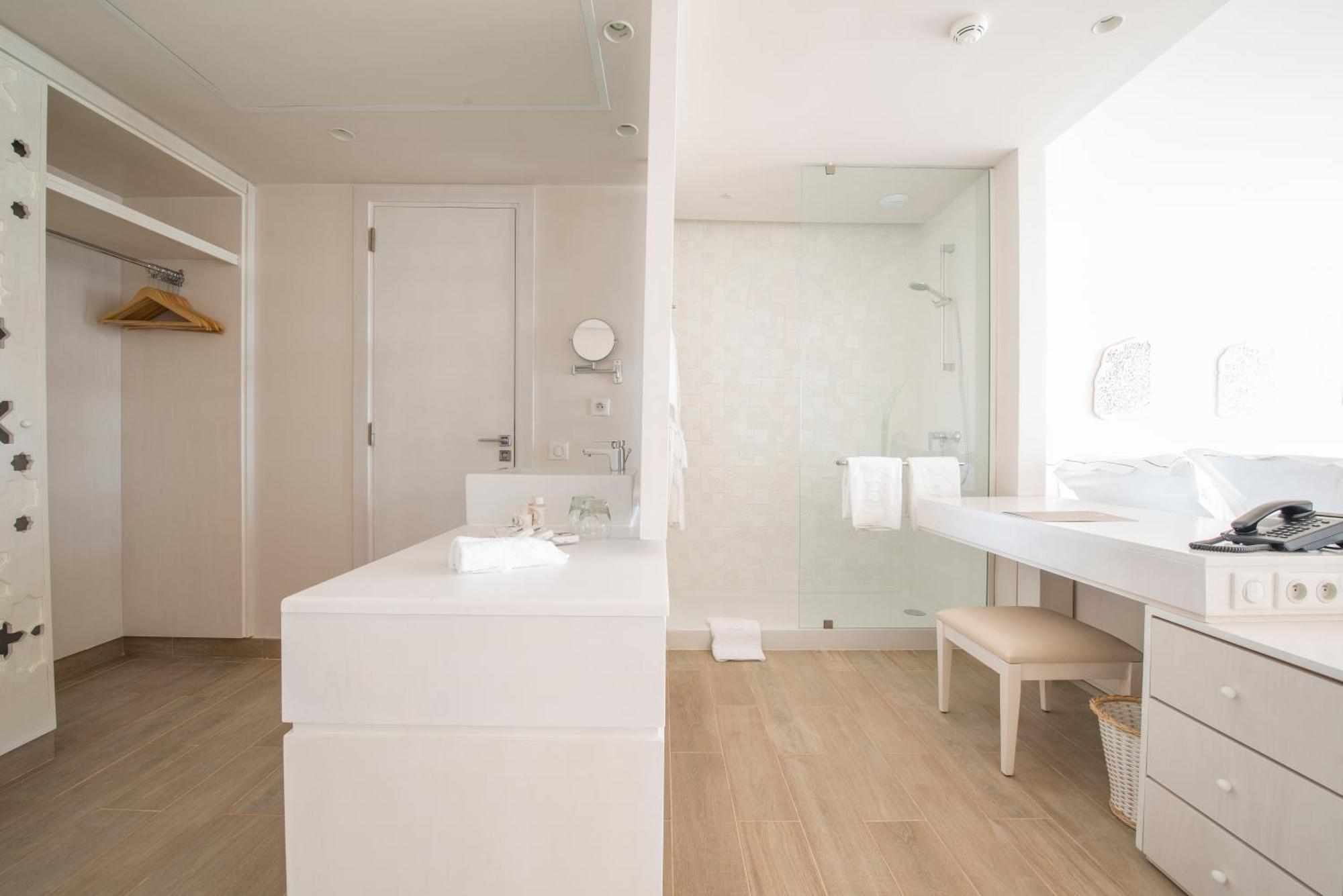 Deluxe Double or Twin Suite Sea View