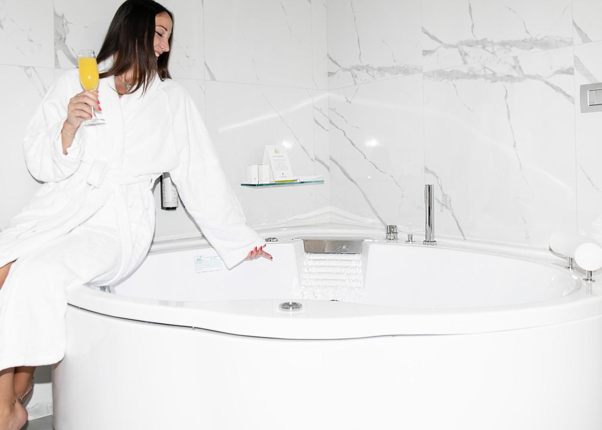 Suite Spa Bath,1627218950:JPEG