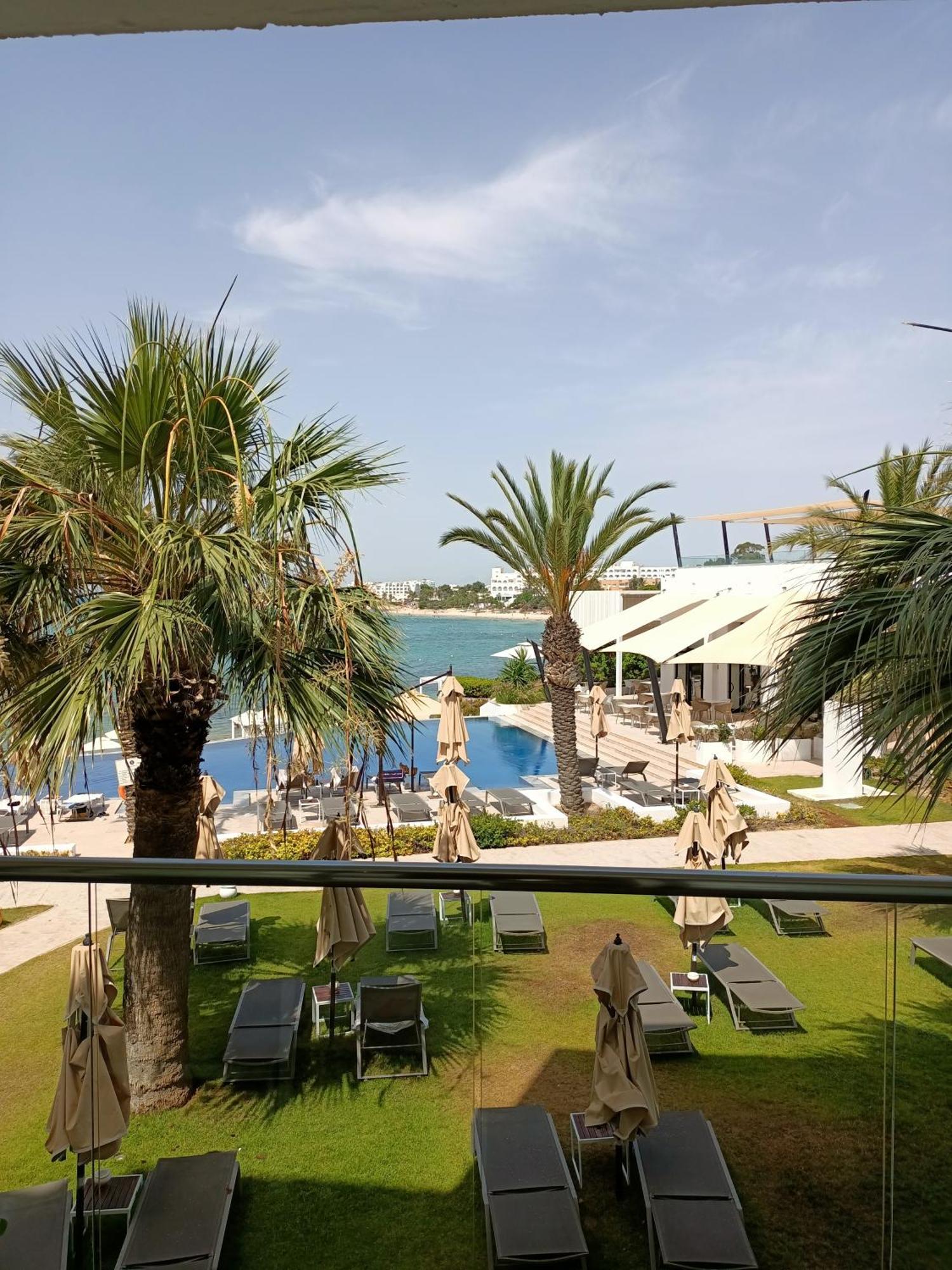 Deluxe Twin or Double Suite Sea & Pool View