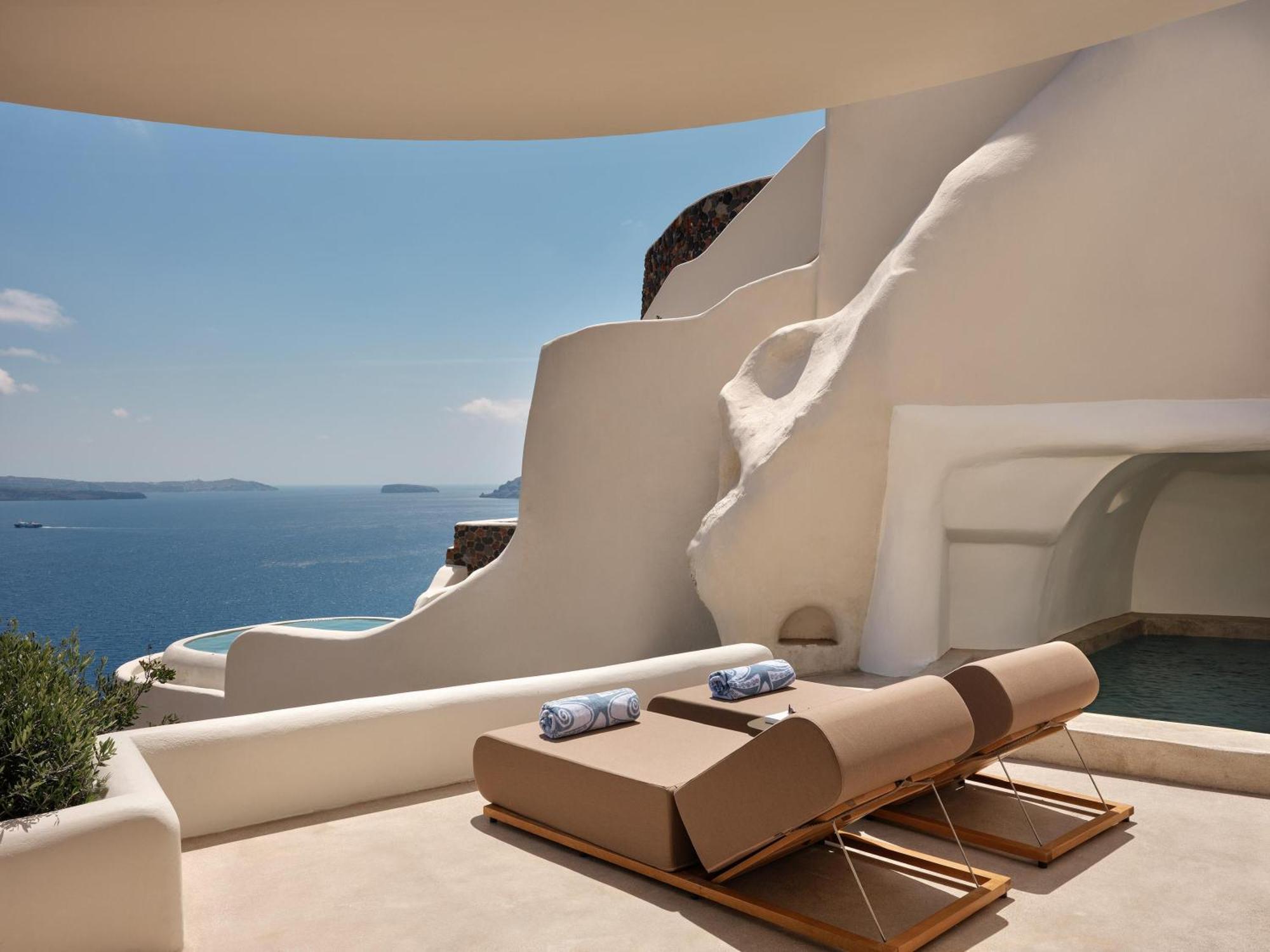 Suite con Piscina Stile Grotta e Vista Caldera