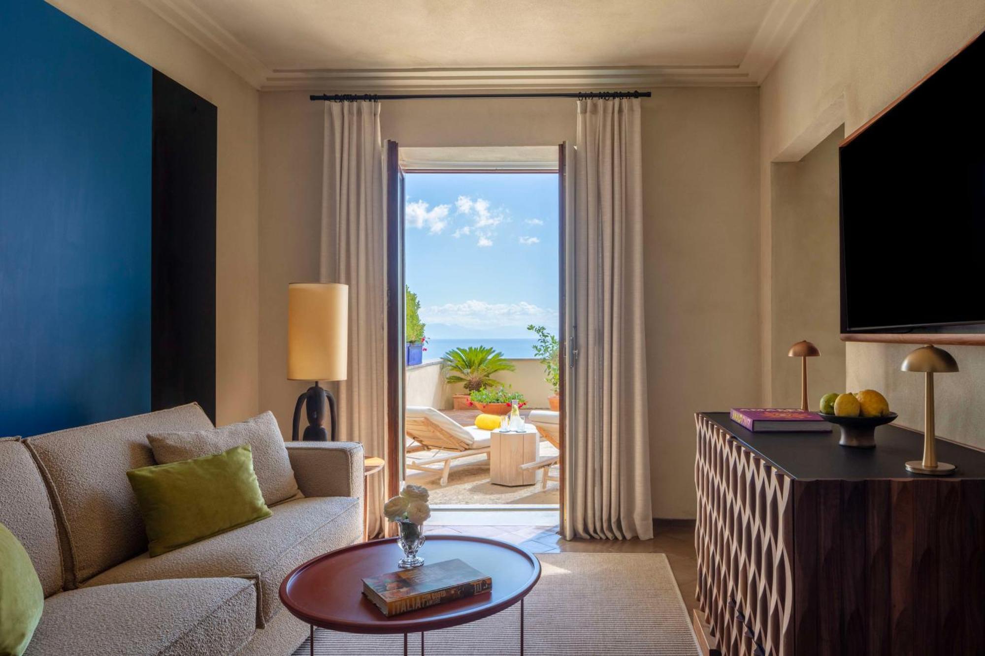 Suite Sea View with Terrace and Jacuzzi with Extra Bed (2 Adults + 2 Child)