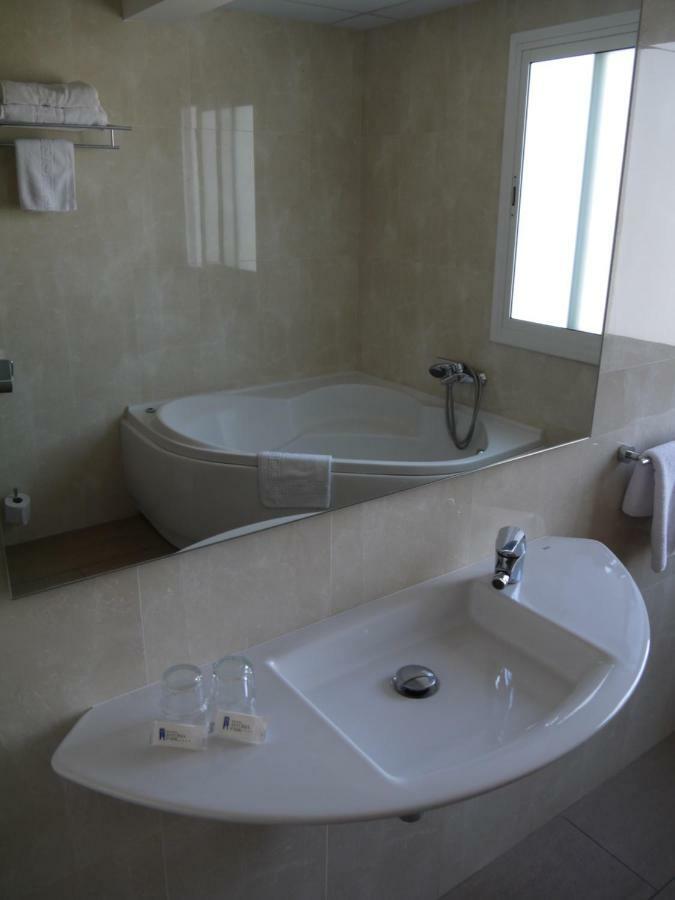 Double or Twin Room Hydromassage bathtub Spa Access