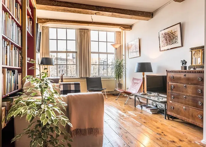 B&B: Classy Room 17Th C Canalhouse