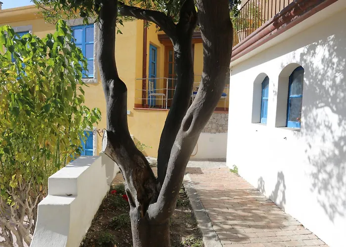 Hotel con tennis: Casa Cuseni, Residenza d'artista, Museo e Giardino storico